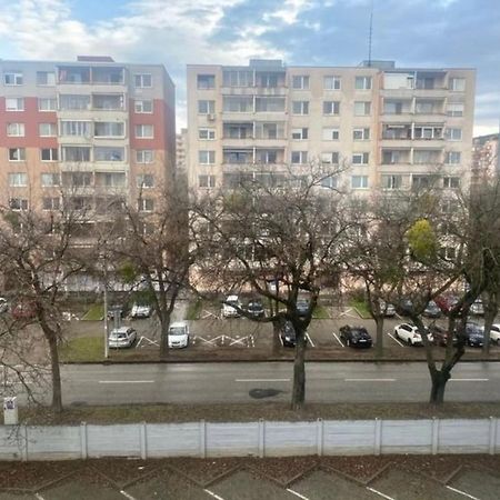 Private Apartment 1Km From Center Pozsony Kültér fotó