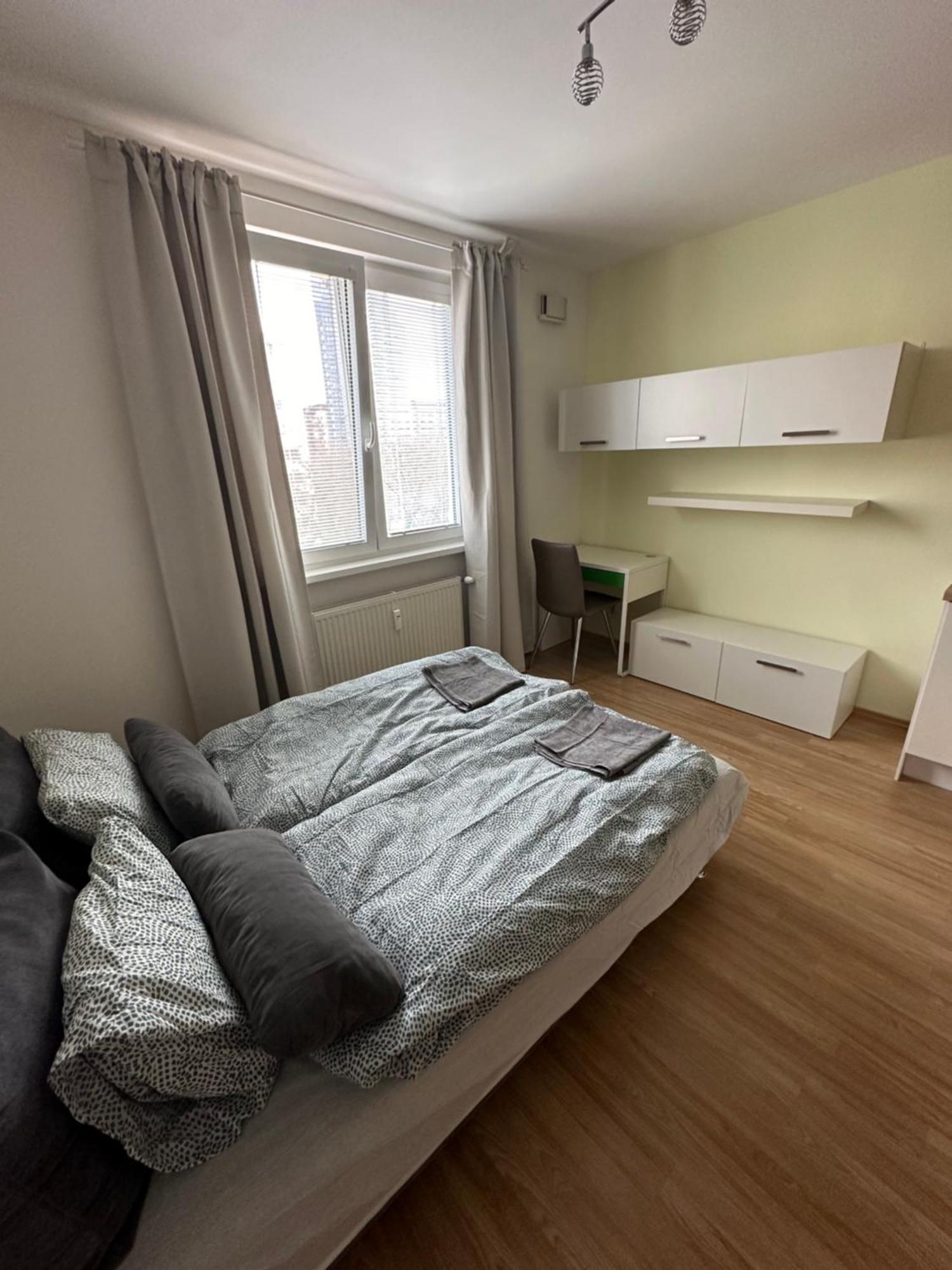 Private Apartment 1Km From Center Pozsony Kültér fotó