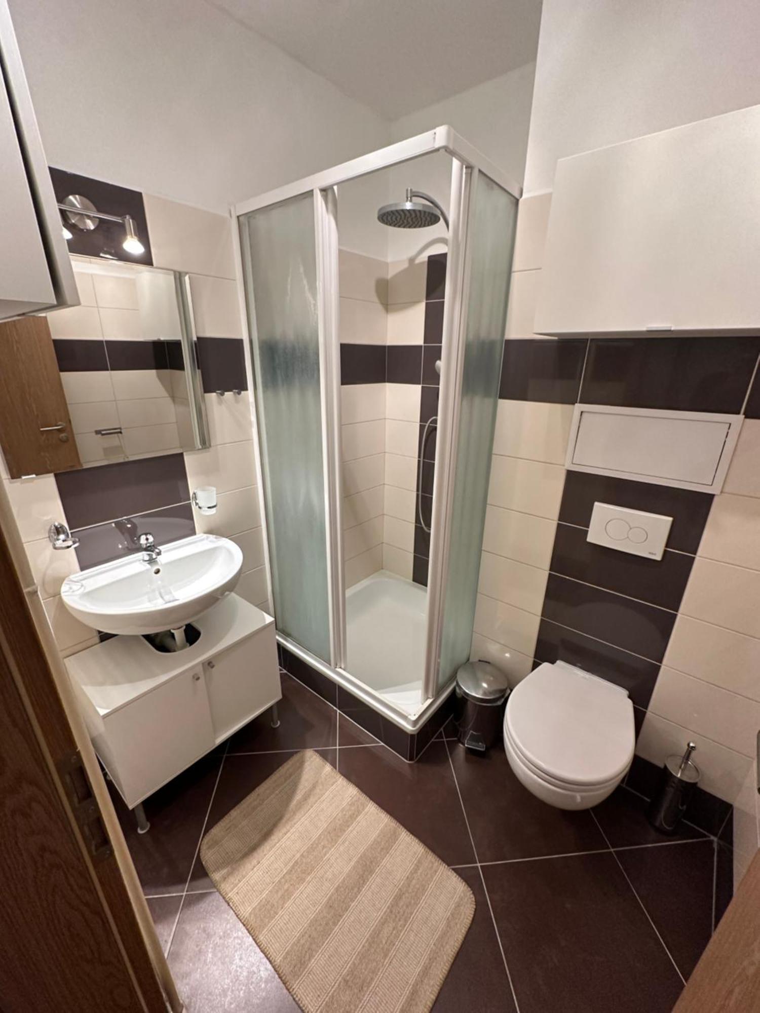 Private Apartment 1Km From Center Pozsony Kültér fotó