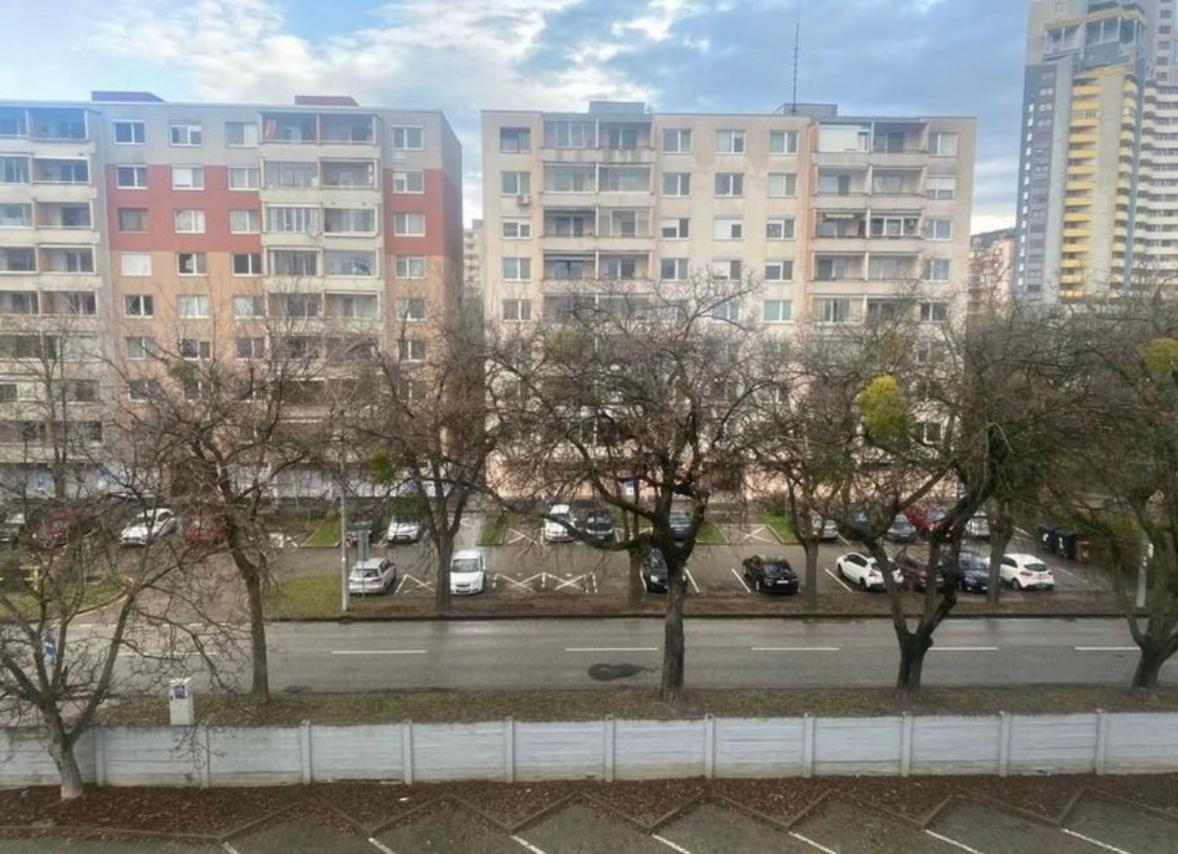 Private Apartment 1Km From Center Pozsony Kültér fotó