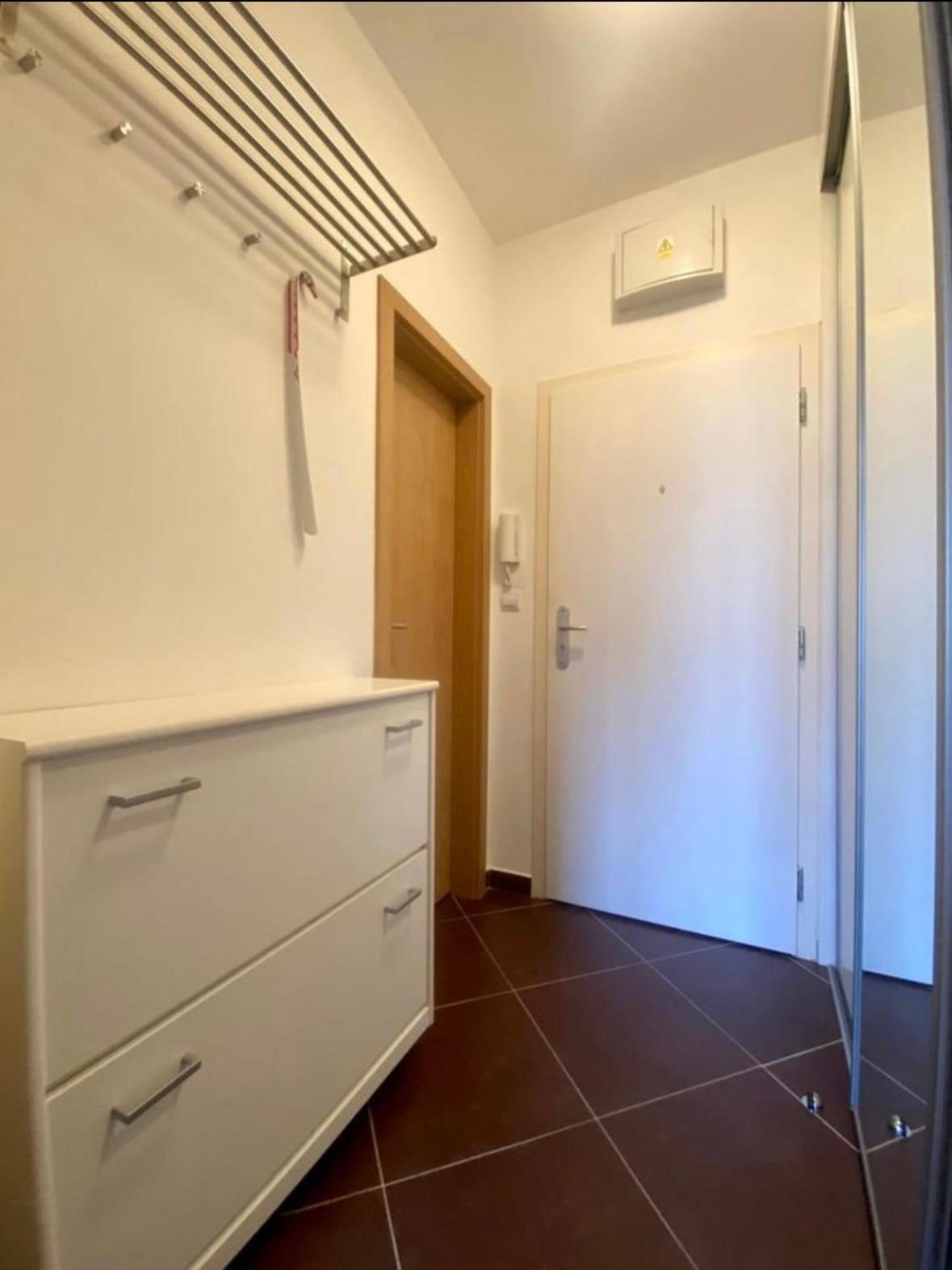 Private Apartment 1Km From Center Pozsony Kültér fotó